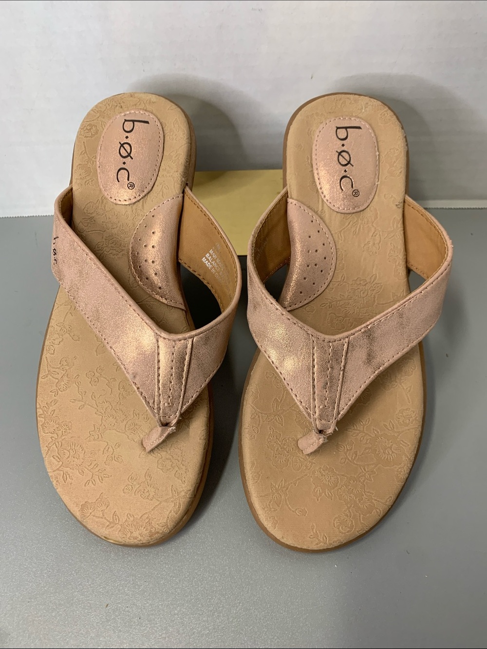 b.o.c.  by Born Metallic Blush Rose Gold Thong FlipFlop Sandals Size 7